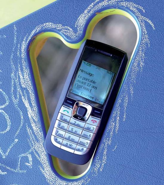 Lyon lance une campagne de prévention sur les usages du téléphone portable - Communiqué de presse des élus Verts du 12/12/2008 Lyon lance une campagne de prévention sur les usages du téléphone portable - Communiqué de presse des élus Verts du 12/12/2008