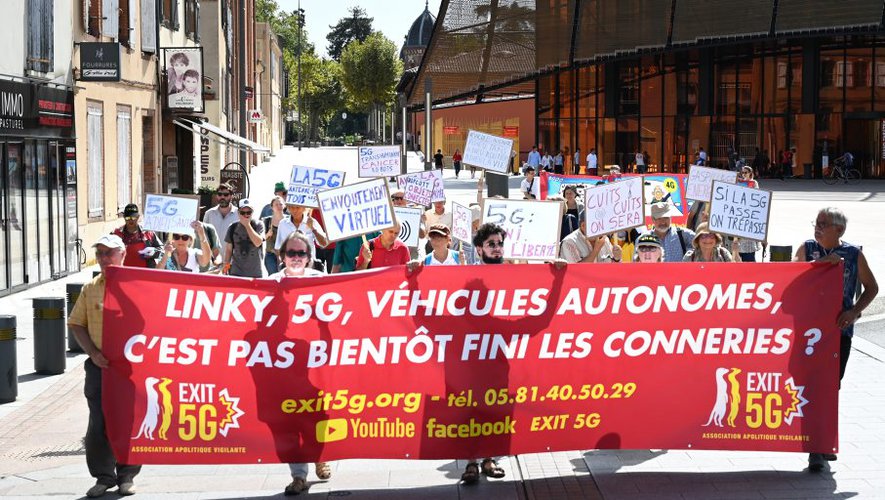 Manifestation, hier apr&egrave;smidi, dans les rues d'Albi./ Photo DDM, M.-P. Volle