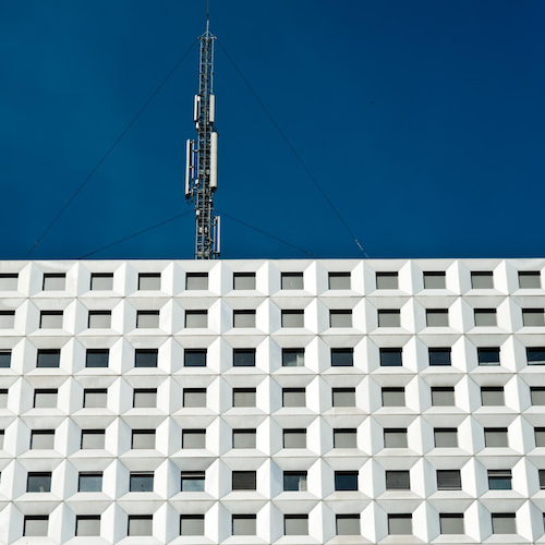 Dans la nuit du 11 au 12 octobre, des amendements dans une loi sur les territoires de montagne ont réduit à rien les dispositifs démocratiques mis en place par la loi Abeille sur l’implantation des antennes-relais.