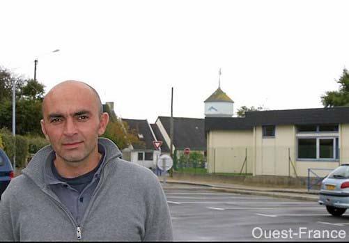 Jean-Philippe Antoine, devant l'école Joseph-Signor, dominée par le château d'eau et ses antennes-relais.