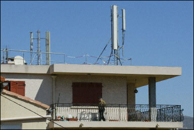 Gerard Julien AFP/Archives ¦ Une antenne-relais de téléphonie mobile installée sur le toit d'un immeuble à Marseille