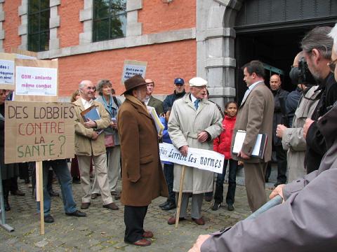 Manifestation en Belgique pour l'abaissement des normes GSM : 4 associations devant le Parlement wallon - 15/10/2008