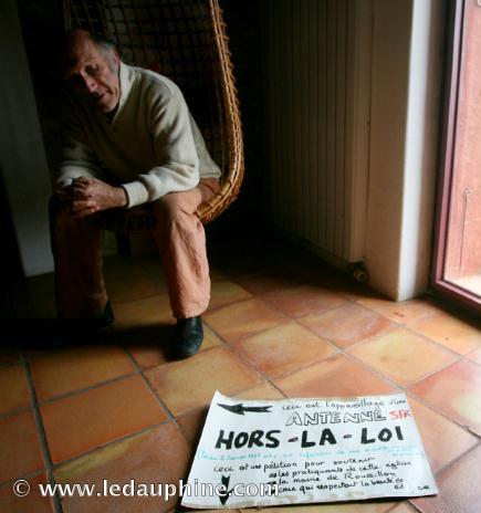 Rufus, qui habite le presbytère depuis trente ans, dénonce les risques que l'antenne relais installée au-dessus de l'église, fait planer sur la santé des gens