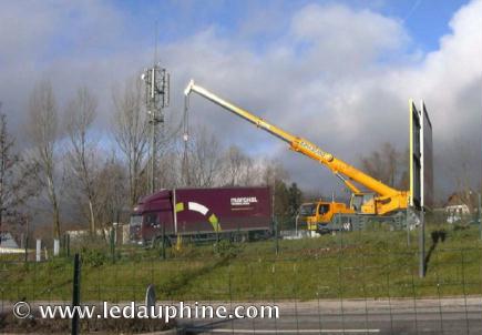 'Ils en ont ras l'antenne du relais SFR' - Le Dauphiné Libéré - 25/01/2009