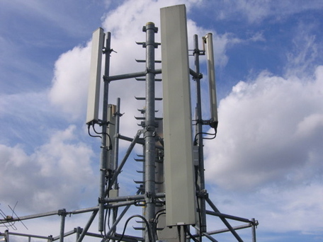 Une antenne-relais GSM sur un toit à Paris (crédit : Wikimedia Commons)