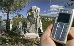 Un faux rocher dissimule des antennes-relais d'un opérateur de téléphonie mobile sur la commune de Cassis, le 9 février 2006/Gérard Julien AFP/Archives