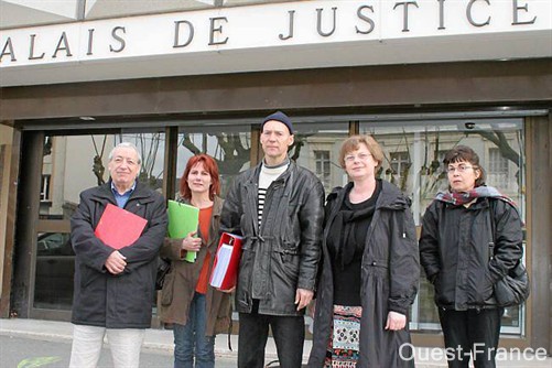 Jean-Jacques Villemot (milieu), accompagné d'amies électrosensibles et de Marc Cendrier, de l'association Robin des toits. Ici, au sortir du palais de justice.