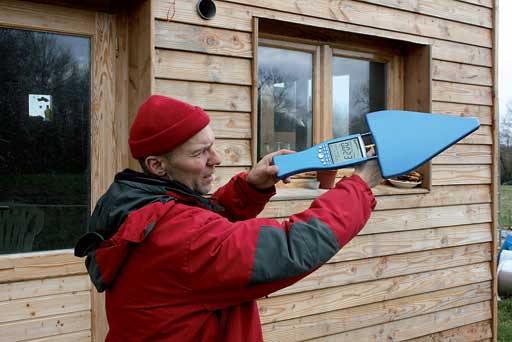 Avec son analyseur, Jean-Jacques Villemot mesure les fréquences. Ici à Aubigny, près de son abri qu’il a construit seul, pas d’antennes de téléphonie mobile à proximité. A l’intérieur de son chalet, il demande aux visiteurs d’éteindre leu