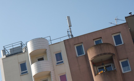 Antennes relais de trois opérateurs français sur un toit de HLM. DR