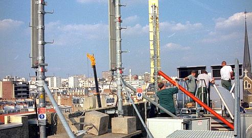 Pose d'antennes-relais de téléphones mobiles par des techniciens de France Télécom à Paris.  Crédits photo : Le Figaro