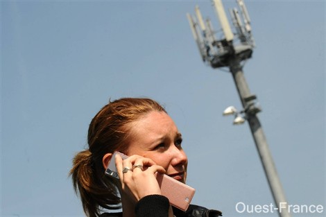 Pour l'Agence de sécurité sanitaire, il faut privilégier une baisse des expositions au téléphone portable, mais pas aux ondes des antennes-relais.