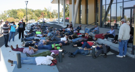 Les opposants au compteur linky allongés mais toujours mobilisés, cette fois devant le siège d'Enedis à Albi.