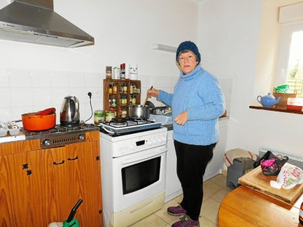 Danièle Bovin pensait partiellement résorber son problème de santé en venant s'installer dans une maison de granit. Il n'en est rien, elle doit se chauffer et cuisiner au gaz ou au bois.