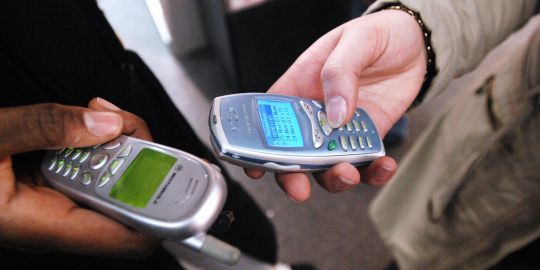 L'agence de recherche sur le cancer de l'Organisation mondiale de la santé (OMS) a indiqué, mardi 31 mai, que l'usage des téléphones portables devait être considéré comme "peut-être cancérogène pour l'homme".AFP/JEAN AYISSI