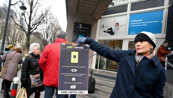 Rassemblement organisé par AlterOndes 35 pour la reconnaissance de l’électro-hypersensibilité à Rennes ce mardi matin devant les bureaux de France 3. MARC OLLIVIER - OUEST-FRANCE