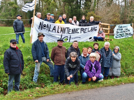 Une délégation de plusieurs associations pour la préservation de la nature et de la biodiversité a manifesté sur le lieu d’implantation d’une future antenne téléphonique Free, sur la commune de Pluvigner.