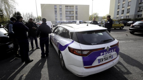 La discussion a duré plusieurs heures avec les opposants au compteur. La police est intervenue, mais le ton est toujours resté cordial entre les installateurs et le groupe d’habitants. Photo Sami Beloumi. - VDNPQR