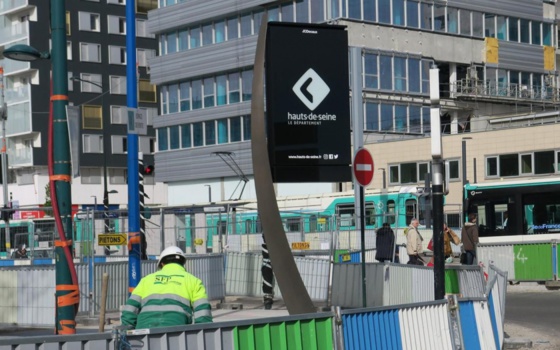 Les nouveaux panneaux numériques du département en cours d’installation par JCDecaux. Ici à Asnières-sur-Seine à la sortie de la gare Asnières-Genevilliers Les Courtilles en avril 2019 LP/E.D.