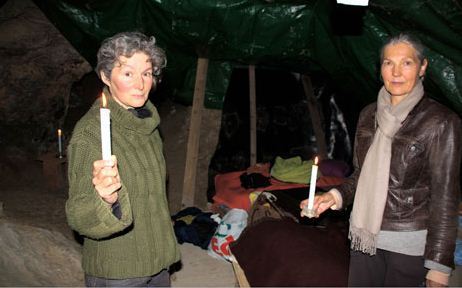 Anne Cautain, 55 ans, et Bernadette Touloumond, 66 ans, vivent dans une grotte des Hautes-Alpes pour fuir les ondes de toutes natures / RTL / Serge Pueyo