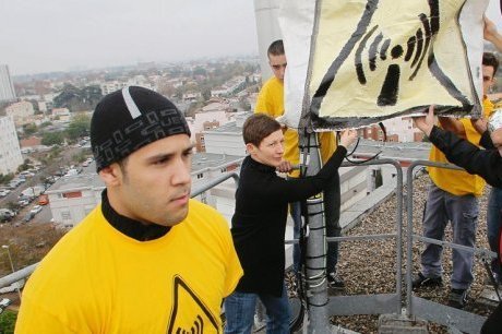 L'antenne-relais bâchée par le collectif est située en haut d'un immeuble de 10 étages.