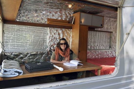 Première tentative de refuge anti-ondes dans la Drôme: une caravane tapissée d'aluminium.