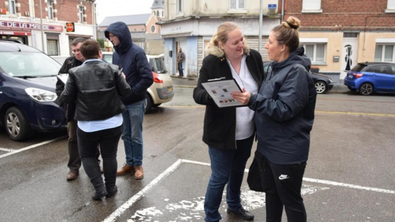 Des riverains de la voie Morand en pleine séance de sensibilisation de la population en mars 2018 contre le premier projet d’installation.