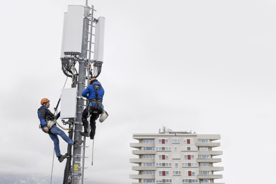 Installées au pas de charge en Suisse, les antennes 5G posent la question des conséquences sanitaires de l’électrosmog. Martial Trezzini/Keystone