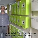 Sébastien Dumas devant une batterie de compteurs Linky en test dans les locaux de Sorégies. vbuche