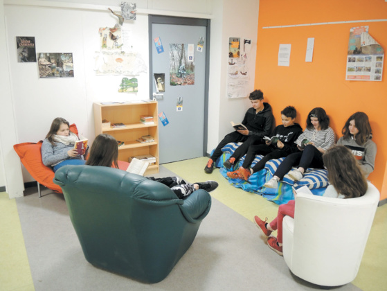 Des zones de lecture ont été aménagées à l’intérieur du collège Duplessis-Deville afin de redonner le goût aux élèves de lire pendant les pauses.