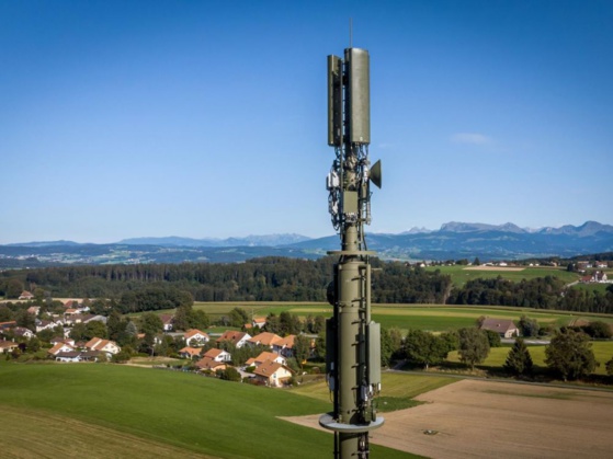 Une antenne 5G construite en Suisse. FABRICE COFFRINI / AFP