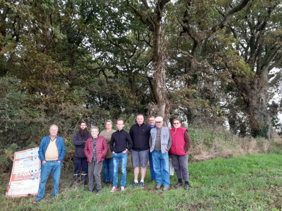 Les opposants au projet d'antenne relais téléphonie, dans le village de Ristinec. Ouest France