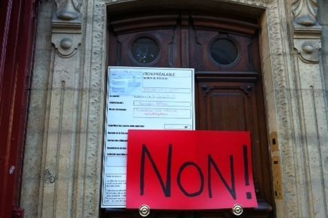 Les habitants du 5 rue Lobineau à Paris luttent contre l'installation d'antennes du réseau Bouygues Télécom. (Photo Libération)