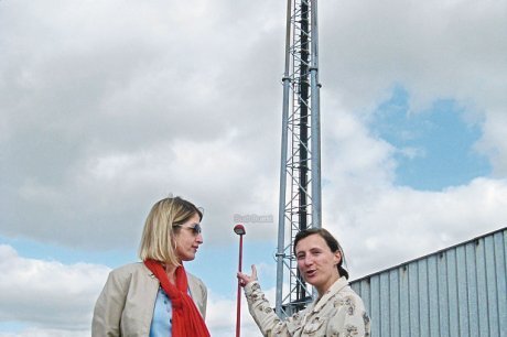 Sigrid Canova et Céline Ardouin au pied de l'antenne qu'elles voudraient voir disparaître au plus vite. (photo H. P.)