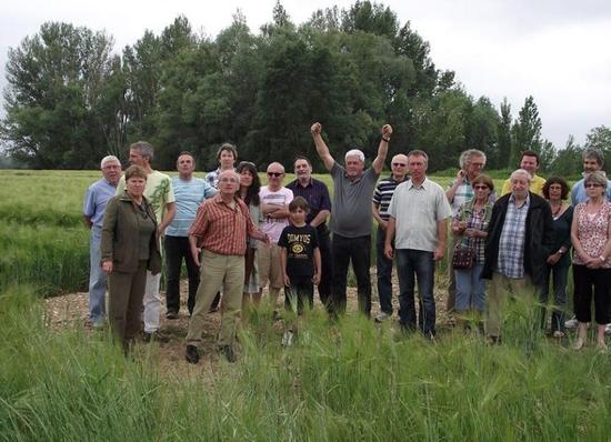 Quelques participants entourant MM Cendrier et Hérin sur lieu symbolique: antenne à venir trop puissante.