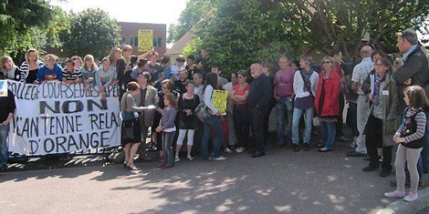 "Une antenne relais à 10 m du collège : les parents d'élèves contre - Courseulles-sur-Mer" - Ouest France - 26/06/2012