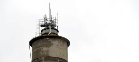 TELECOMS - La France autorise des seuils d'exposition aux ondes supérieurs aux recommandations du Conseil de l'Europe à cause de l'influence des opérateurs.  JEAN-PIERRE MULLER/AFP