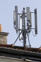 La Ville de Paris et les quatre opérateurs de téléphonie mobile français sont parvenus à un accord sur les antennes mobiles, ouvrant la voie au déploiement du très haut débit dans la capitale. /Photo d'archives/REUTERS/C harles Platiau