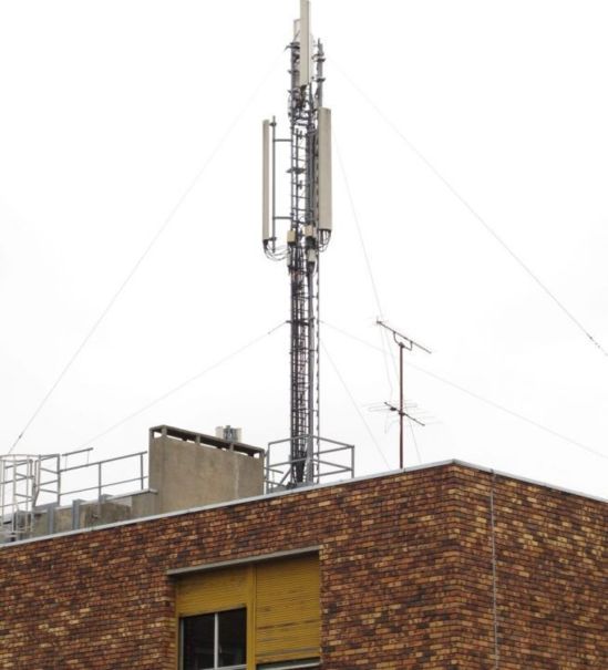 La mairie de Paris et les grands opérateurs télécom ont annoncé ce mardi un accord sur un projet de nouvelle charte de la téléphonie mobile à Paris reposant sur un compromis entre l'exposition aux ondes des antennes-relais et la qualité de la couverture. | LP/Yves Fossey