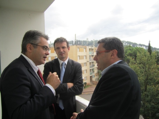Le Dr Patrice Halimi, Secrétaire Général de l'ASEF, et les députés, Jean-David Ciot et François-Michel Lambert, lors de la présentation de la proposition de loi Ciot à la cité HLM de La Pinette à Aix-en-Provence le 22 octobre dernier.