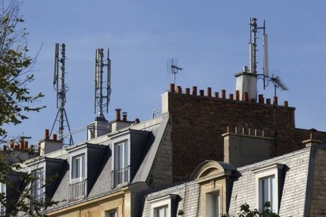 Des antennes relais pour télephones mobiles installées sur les toits de Paris, le 7 avril 2011. (Photo Jacques Demarthon. AFP)