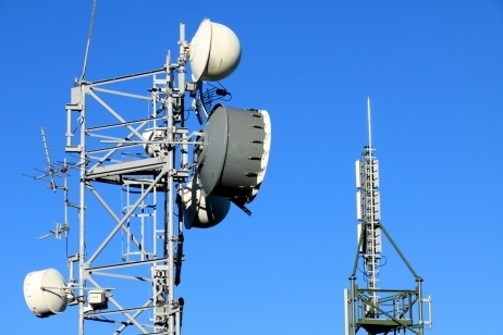 Selon le rapport, l'exposition aux antennes-relais est très inférieure aux seuils réglementaires dans 99% des cas. © Fotolia.com - Unclesam