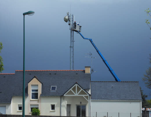 "Ondes électromagnétiques : un rapport préconise de multiplier les antennes-relais" - L'informaticien - 27/08/2013