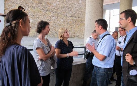 Rue Jean-Cottin (XVIIIe), hier. Les riverains, soutenus par Roxane Decorte (au centre), élue UMP du le XVIIIe et conseillère de Paris, ont empêché purement et simplement l’installation des antennes relais. (LP/C.B.)