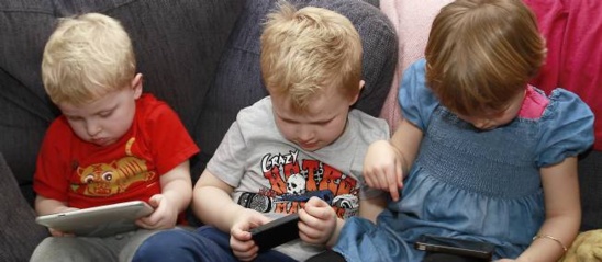 Des enfants de 3, 6 et 5 ans utilisant smartphones et tablettes (illustration). © ANGOT/SIPA