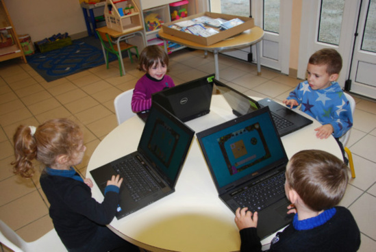 En maternelle et primaire, il est jugé préférable d’utiliser des solutions filaires, plutôt que du wi-fi.