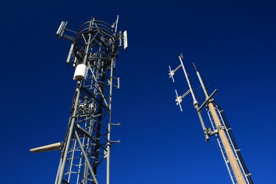 "Antennes relais : les techniciens qui installent la 4G mettent-ils en danger leur santé ?" - Basta Mag - 02/12/2013