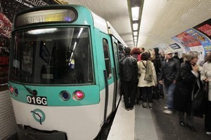 © Jacques Demarthon / AFP Le Syndicat Sud RATP dénonce des niveaux d'ondes plus élevés qu'en surface.