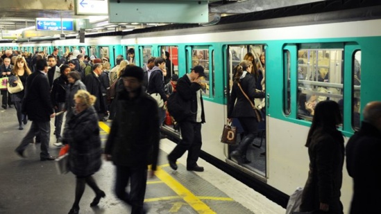 Les usagers sont de plus en plus exposés aux ondes, au rythme de l'installation de nouveaux émetteurs. Crédits photo : MIGUEL MEDINA/AFP