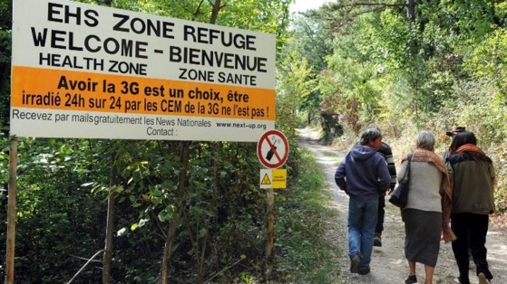 Des personnes pénètrent, le 2 octobre 2009, dans le premier refuge anti-ondes de France, près de Crest (Drôme). (PHILIPPE MERLE / AFP)