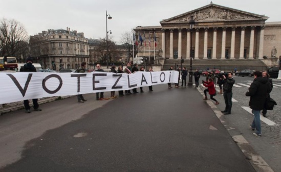 Des opposants aux ondes déploient une banderole pour inciter les députés à voter la proposition de loi écologiste à l'Assemblée nationale, le 23 janvier 2014. (MAXPPP)